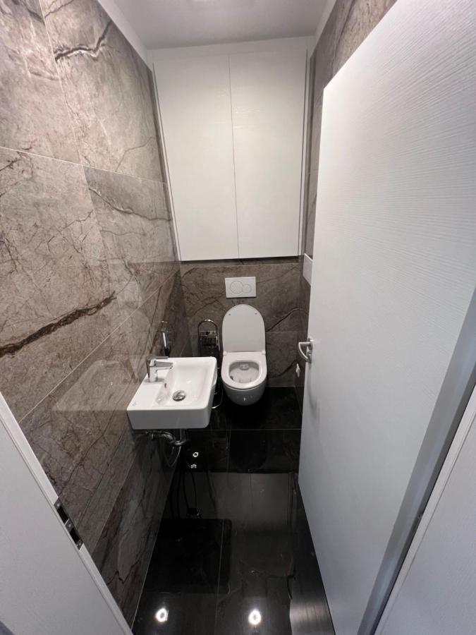 Soukromy Byt 2+Kk S Balkonem A Parkovanim Зноймо Экстерьер фото